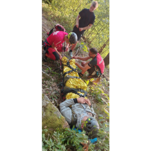 Salvamontiștii din Bihor au intervenit luni, 21 iulie, pentru a ajuta un copil accidentat în defileul Crișului Repede. Potrivit crisana.ro, evenimentul s-a petrecut pe versantul drept al defileului, unde copilul a suferit un traumatism la membrele inferioare.