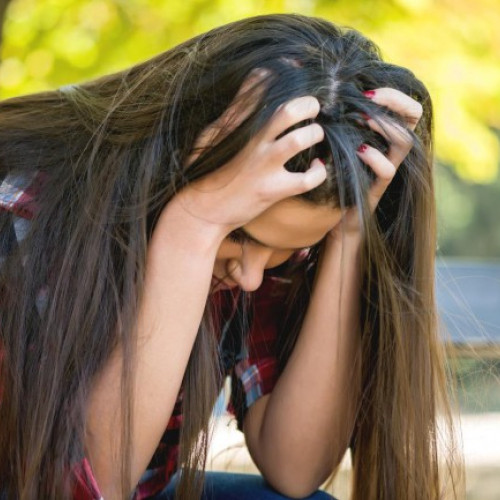 Tânără din Botoșani cere sprijin pentru o colegă orfană de părinte