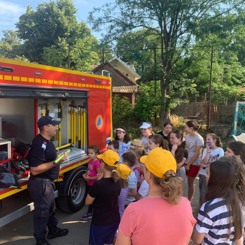 pompierii le predau copiilor reguli de siguranta în cadrul programului "Scoala de vara"