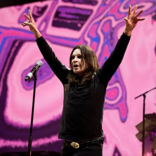 Ozzy Osbourne, legendă a muzicii heavy metal, a murit la vârsta de 74 de ani, conform unui anunț făcut de familia sa. Trupul artistului a fost găsit în dimineața zilei de astăzi, iar familia a transmis că a fost alături de cei dragi până la ultimul moment, fiind înconjurat de iubire.