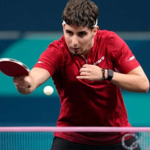 Echipa de tenis de masă a României, la Jocurile Mondiale Universitare, a avut un parcurs recunoscut pentru tensiunea și performanțele din turneul de la Bochum, conform site-ului opinibuzau.ro. După începutul bun în fazele inițiale, cu victorii lejerie împotriva Elveției și Australiei, românii au avut un duel important în optimile de finală împotriva unor sportivi din Macao, primul test serios al competiției.