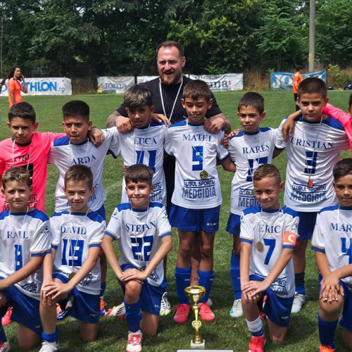 Echipa de fotbal pentru copii născuți în 2015 de la CS Medgidia, antrenată de Daniel Dogaru, a câștigat turneul amical de la Năvodari, chiar dacă sunt în vacanță. Potrivit ziarulamprenta.ro, micuții au obținut locul 1 după ce au învinș cu scorurile 8-0 pe Barcelona Academy2, 6-2 pe Atletic Club Constanța și 5-1 pe echipa Luceafărul Constanța. Ei au mai trecut cu 2-0 de formația Blacksea.