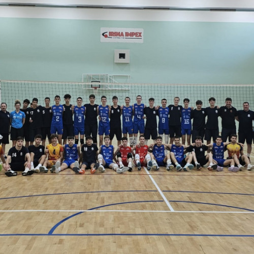 Naționalele de volei sub 16 ani ale României au ajuns la Erevan, în Armenia, unde vor participa la turneul final al Campionatului European. Tricolorii sunt pregătiți de antrenorii Marian Apostu și Daniel Borcea, care sunt din Galați. Echipa face parte din Grupa I, alături de echipe din Armenia, Austria, Grecia, Polonia, Letonia, Spania și Slovenia. Potrivit sursei viata-libera.ro, debutul echipei naționale a României este programat astăzi, în partida contra Poloniei.
