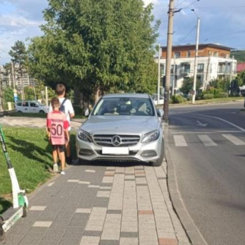 Auto blocat dupa trecerea de pietoni, punând în pericol pietonii
