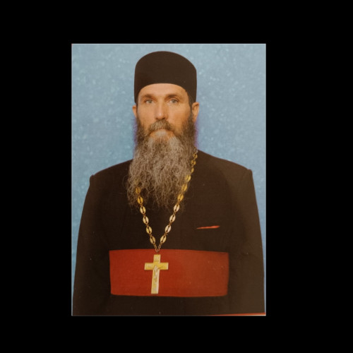 Un preot român a trecut recent la cele veșnice, lăsând în urma sa o activitate remarcabilă în domeniul pastoral și administrativ. Potrivit ziarulamprenta.ro, el a avut o carieră lungă și apreciată în sanctuarul bisericesc, fiind iubit și respectat de credincioși pentru eforturile sale misionare și pentru dedicarea sa față de comunitate.