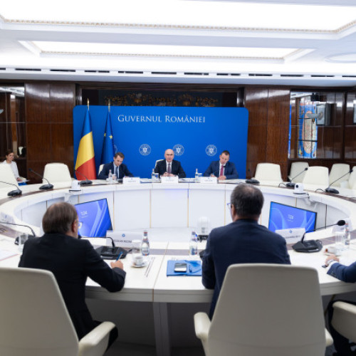 Ilie Bolojan, premierul României, a participat miercuri la discuții cu reprezentanții Consiliului Investitorilor Străini, potrivit unui comunicat de presă. În cadrul întâlnirii, șeful guvernului a reiterat angajamentul pentru continuarea reformelor menite să reducă cheltuielile statului, să îmbunătățească colectarea veniturilor bugetare și să corecteze dezechilibrele economice ale țării.