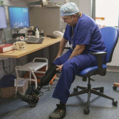 chirurg din Cornwall, acuzat de fraude și incitare la amputări ilegale