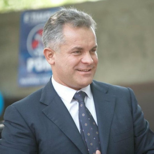 Retinerea lui Vladimir Plahotniuc în Grecia readuce în atenție una dintre cele mai influente și toxice figuri ale politicii din Moldova din ultimii ani. Fostul lider al Partidului Democrat, care a părăsit țara în iunie 2019, părea de neatins și a evitat justiția ani de zile, fiind pe lista persoanelor urmărite internațional. De asemenea, figura pe listele de sancțiuni ale Uniunii Europene, Statelor Unite și Marii Britanii, însă continuase să se bucure de libertate până acum. Potrivit Vrancea24.ro, însă, evenimentul marchează o schimbare semnificativă.