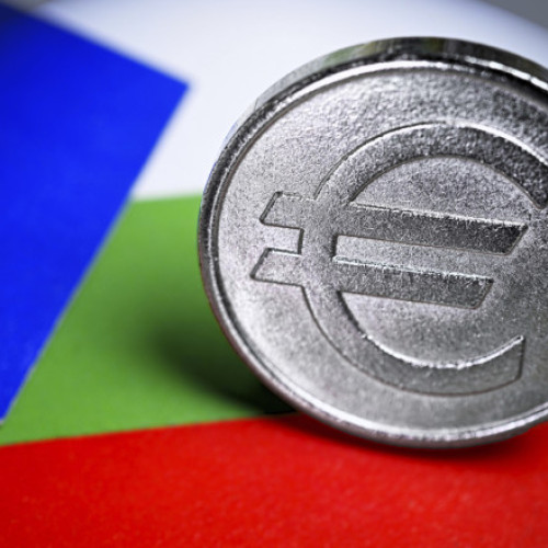 Piața imobiliară din Bulgaria se pregătește pentru o creștere semnificativă a prețurilor în 2025, estimată să atingă 18%, potrivit unei analize a președintelui Asociației Naționale Imobiliare, Alexander Bochev. El a comparat situația cu cea din Croația, care s-a alăturat zonei euro în 2023. În ultimii cinci ani înainte de adoptarea euro, prețurile locuinților în Croația au crescut anual cu 6-10%, iar în anul vorbim, au crescut cu 17%, după care ritmul a revenit la 6-10%.