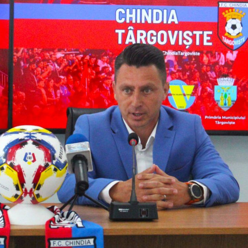 Programul sezonului 2025-2026 al Ligii 2 a fost stabilit marți, 22 iulie, după tragerea la sorți. Conform anunțului, lotul Chindiei Târgoviște pare a avea un program echilibrat, ceea ce a bucurat conducerea tehnică a echipei. Antrenorul Ilie Poenaru a declarat că nu vede probleme, chiar dacă primele două etape îi aduc în față echipe foarte bune.