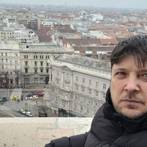 Un locuitor al comunei Vadu Păsii, Adrian Sitaru, a început un proiect special pentru a păstra memoria și istoria satului său natal. El își propune să scrie o carte colectivă care să reflecte chipul și sufletul comunității, punând în valoare poveștile și personalitățile din Vadu Păsii.