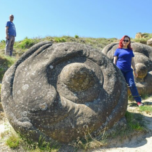 Zona din județul Buzău care a valorificat resursele naturale pentru promovarea turistică și dezvoltarea comunităților locale a fost menționată recent de publicatia opiniabuzau.ro. Potrivit acesteia, regiunea are o poveste specială, fiind situată în zona unde se întâlnesc trei plăci tectonice, lucru care a creat fenomene geologice spectaculoase. Deși aceste resurse naturale nu au fost foarte bine exploatate până acum, inițiativa programului Tinutul Buzaului a schimbat această situație.