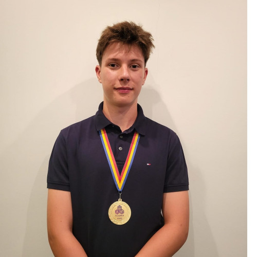 un tânăr pasionat de informatică, medaliat la olimpiade internaționale