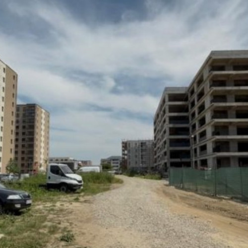Primarul George Scripcaru a anunțat miercuri concluziile verificărilor realizate în zona nouă a cartierului Tractorul, referitoare la dezvoltările imobiliare. Potrivit acestuia, au fost identificate probleme legate de nerespectarea autorizărilor de construire și a prevederilor legale privind amenajarea drumurilor. Scripcaru atrage atenția asupra faptului că unele firme nu au respectat obligațiile stabilite prin avize și certificate de urbanism, iar locuitorii s-au mutat în clădiri construite în condiții precare.
