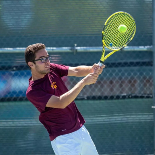 Tinerii sportivi din Galați îmbină vacanța de vară cu pasiunea pentru tenis și minifotbal