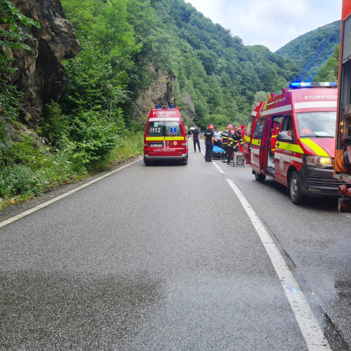 Un accident rutier implicând două autoturisme s-a produs în apropierea Defileului Jiului, în urmă cu scurt timp. La fața locului au intervenit detașamentul de pompieri din Târgu Jiu, Stația de pompieri Bumbești-Jiu și serviciul județean de ambulantă Gorj.