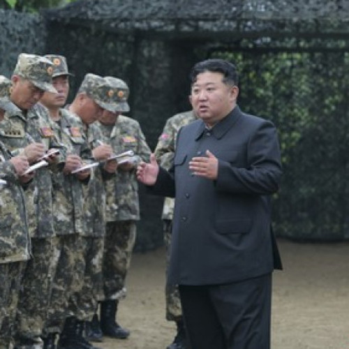 Kim Jong Un îndeamnă soldații nord-coreeni la pregătire pentru un &quot;adevărat război&quot;în timpul unui exercițiu cu artilerie