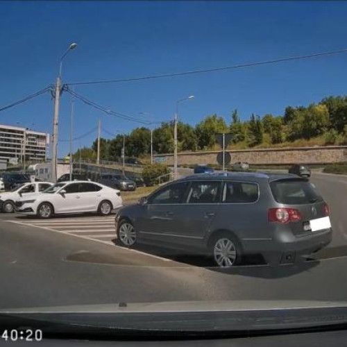 Conducător auto surprins în timpul unei manevre periculoase într-o intersecție