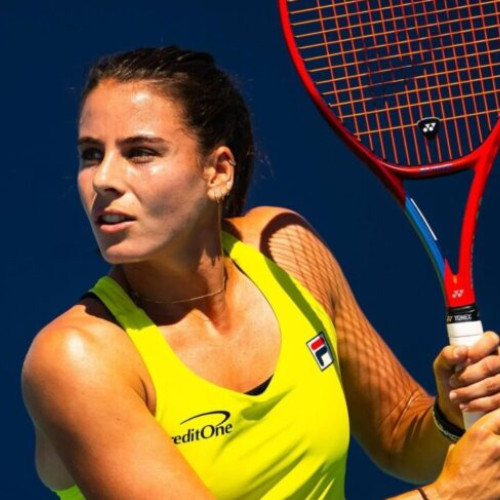 Emma Navarro, una dintre favoritele turneului WTA 500 de la Washington, a fost învinsă de Maria Sakkari din Grecia în optimile de finală. Jucătoarea americană a pierdut cu scorul de 7-5, 7-6 (7-1) în meciul disputat miercuri, pe terenurile din SUA.