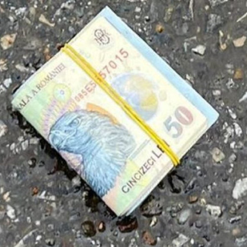 O polițistă a returnat o sumă de bani găsită într-un centru comercial din Piatra-Neamț