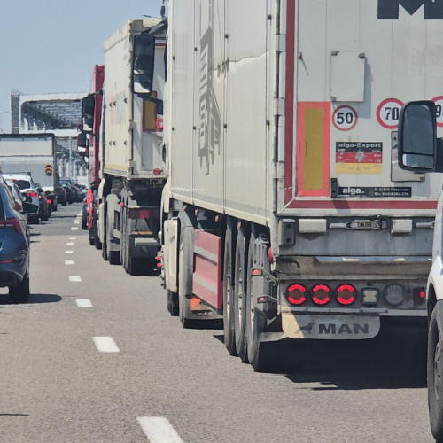 Cozile kilometrice la statia de taxare de la Fetești în sezonul de vârf