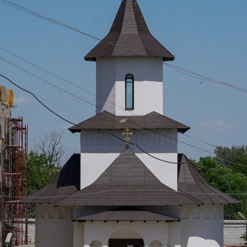 Arhiepiscopul Casian al Dunării de Jos a oficiat binecuvântarea lucrărilor de la biserica "Sf. Apostoli Petru și Pavel" din Penitenciarul Galați și a decernat acestei locaș de cult hramul Sfântului Preot Mucenic Constantin Sârbu. Potrivit unor surse, documente citate de viata-libera.ro, evenimentul a avut semnificații religioase și istorice importante pentru comunitate.