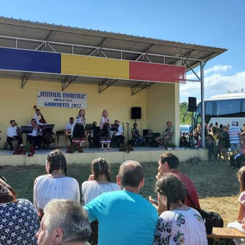 festivalul folcloric pentru tineret "Nicolae Mischie" ajunge la ediția a XXV-a în 2025, și va avea loc pe 1 august în comuna Godinești, județul Gorj. Evenimentul este foarte urmărit de tineri interpreți, artiști de cântec și joc popular, dar și de localnici și turiști din alte zone. Potrivit site-ului asingerj.ro, organizatorii invită talente din județul Gorj pentru a participa în concurs.