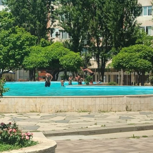 copiii se urcă în fântânile arteziene din cauza temperaturilor extreme