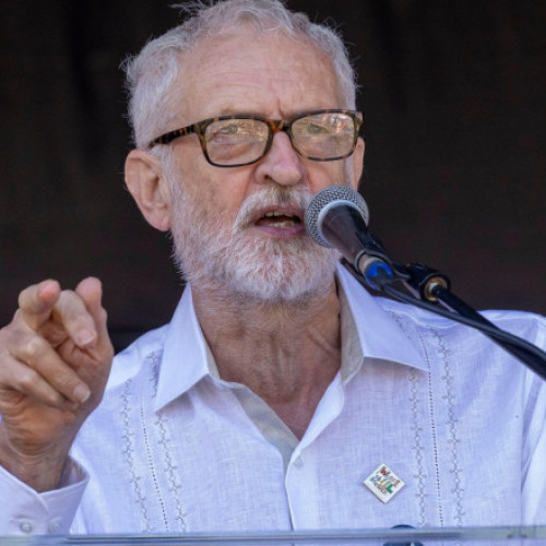 Jeremy Corbyn anunță lansarea unui nou partid politic, în timp ce critică guvernul laburist