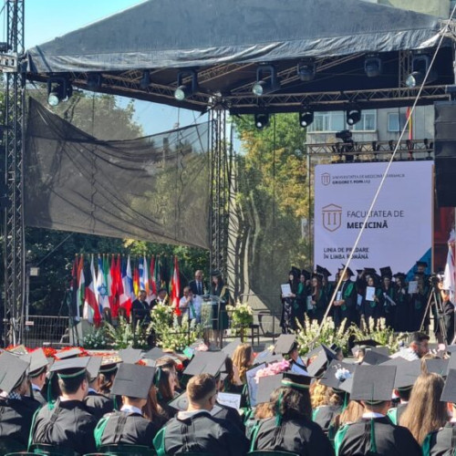 Peste 1.600 de absolvenți de la UMF Iași au sărbătorit absolvirea în aer liber