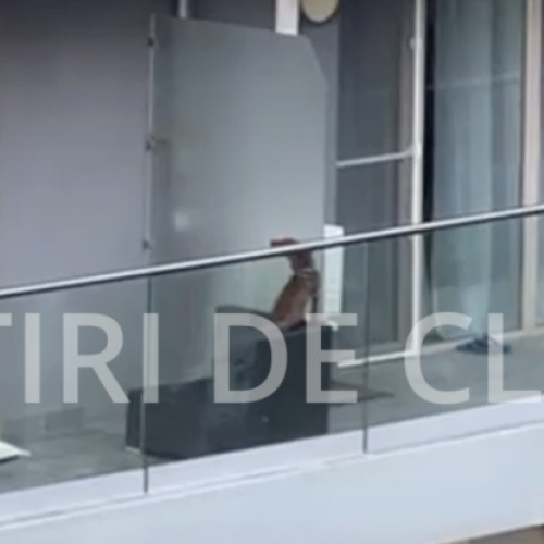 Caz alarmant în complexul Sophia Residence: un cățel abandonat pe balconul unui apartament de la etajul şapte
