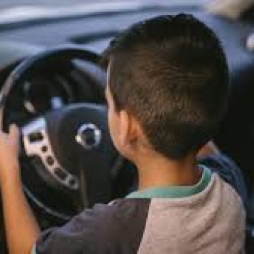 Un tată din Galați, care a filmat fiul său de doar 7 ani conducând un autoturism, a atras atenția autorităților. Bărbatul, în vârstă de 38 de ani, a urcat copilul la volan pe un drum din comuna Drăgănești și a filmat tot momentul, apoi a publicat filmarea pe internet.