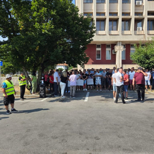 Zeci de angajați ai Minprest Rovinari protestează din cauza reducerii bugetului