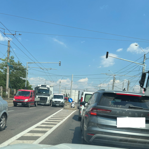 Fenomenul cersetoriei la semafor, o văzută frecvent în marile orașe, continuă să fie prezent în Galați. Potrivit unor observatoare, astfel de persoane apar adesea în cele mai aglomerate intersecții, apeland la mila șoferilor care stau la semafor. Majoritatea acestor cerișori au devenit, într-un anumit fel, „vedete” pentru participanții la trafic, fiind cunoscuți și tolerați printre coloanele de mașini, chiar dacă riscă în fiecare zi să își pună viața în pericol.