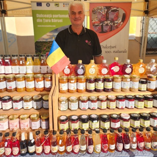 Târg de meșteșugari și producători în centrul Brașovului