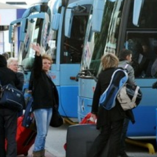 Autocare parcate neregulamentar în fața unui hotel de pe strada Dâmboviței