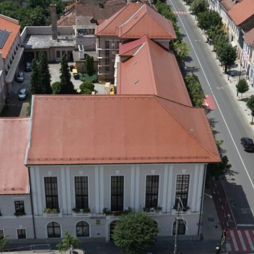 Consiliul Local al municipiului Bistrița a discutat numeroase proiecte de hotărâre în ședința recentă, potrivit pamntonline.ro. Printre acestea, s-a aprobat corectarea unei erori în hotărârea anterioară referitoare la achiziția unei parcele de teren situată pe Bulevardul General Grigore Balan nr. 17, destinată construirii unei parcări publice.