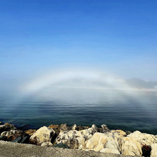 fenomen rar de curcubeu alb observat în Mangalia