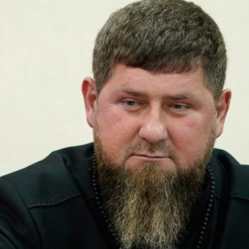 Ramzan Kadirov, liderul cecen, a fost salvat după un incident petrecut în Turcia, relatează presa locală. Potrivit informațiilor, acesta se afla în vacanță la un hotel de cinci stele din stațiunea Bodrum, în districtul Kaynar. În timpul unei plimbări în piscină, Kadirov și-a pierdut brusc cunoștința, fiind la un pas de înec, notează digi24.ro. El a intrat în apă pentru a înota, dar ulterior a ajuns sub apă, ceea ce a alertat personalul hotelului și Garda de Coastă turcă.