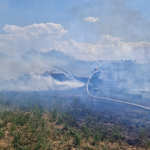 Incendiu de vegetație și baloți de paie în localitatea Călnic