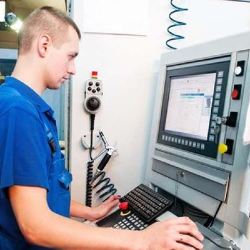 Brașovul se pregătește să devină un centru economic strategic până în 2035, datorită dezvoltării industriei de apărare, sectorului IT și aeroportului Ghimbav. Orașul se află într-un moment important de creștere, cu infrastrucutură în plină extindere și revitalizarea industriei de apărare. Potrivit newsbv.ro, dezvoltarea accelerată a acestor domenii poziționează județul ca un viitor hub pentru România și Europa Centrală.