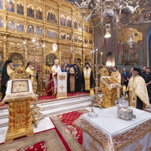 Capul Sfântului Ioan Gura de Aur, adus la București pentru închinare
