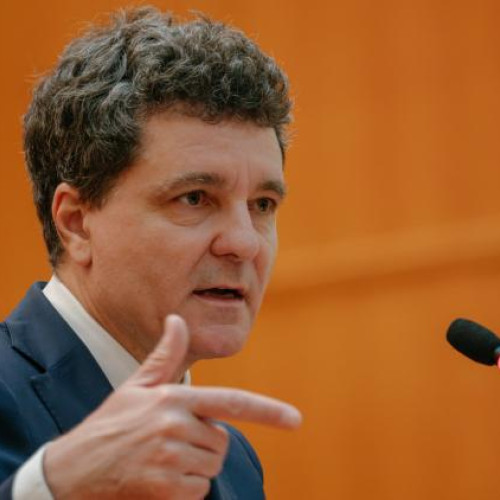 Titul analizei fiscale a fost semnat de președintele țării într-o conferință de presă susținută joi, anunță stiridecluj.ro. Șeful statului a precizat că documentul tehnic este unul amplu și complex, având aproximativ 30-40 de pagini. El a subliniat dificultățile legate de elaborarea unui astfel de pachet, menționând: &quot;Tocmai ce am semnat primul pachet, și tehnic, este consistent. Sunt 30 de pagini, 40 de pagini, și tot timpul când ai de făcut un pachet din astea, apar probleme tehnice.&quot;