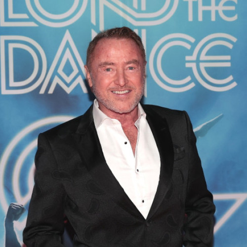 Michael Flatley, dansator și coregraf irlandez, plănuiește să candideze pentru funcția de președinte al Irlandei, potrivit unor informații citate de digi24.ro. Artistul, care deține atât cetățenie irlandeză, cât și americană, și-a făcut anunțul în cadrul unei audieri la Tribunalul superior din Dublin, unde se discutau autorizările pentru construcția unei case în Cork.