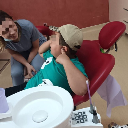 Un copil cu autism din județul Botoșani are nevoie urgentă de ajutor pentru o intervenție la dinți