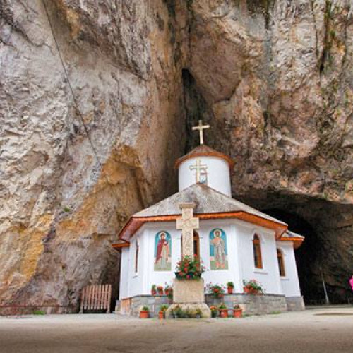 pestera ialomitei din bucegi, un simbol al turismului dambovițean, a împlinit 10 ani de la redeschidere