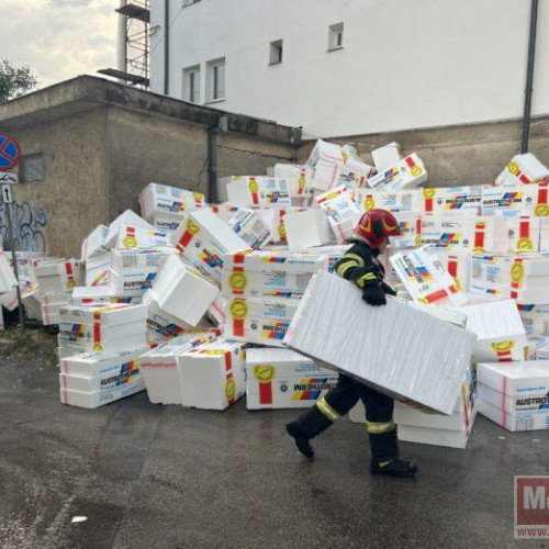 Furtună puternică a afectat Botoșaniul, provocând probleme la unul dintre blocurile în reabilitare termică