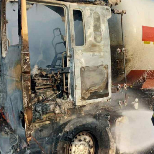 Incendiu pe autostrada A7 în județul Buzău, blocaj rutier și intervenție de urgență