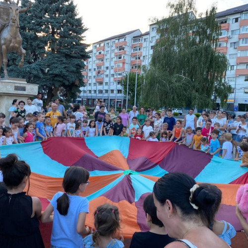 festivalul de teatru pentru copii - Mimesis Fest 2025 a continuat cu succes a doua zi a ediției a IX-a, aducând un program plin de activități kreative. Potrivit site-ului damboviteanul.com, evenimentul a fost caracterizat de un ritm dinamic și de o atmosferă plină de energie.