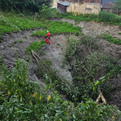 Comitetul județean pentru situații de urgență Maramureș solicită fonduri guvernamentale pentru a asigura siguranța zonei afectate de prăbușirea de teren din Costiui